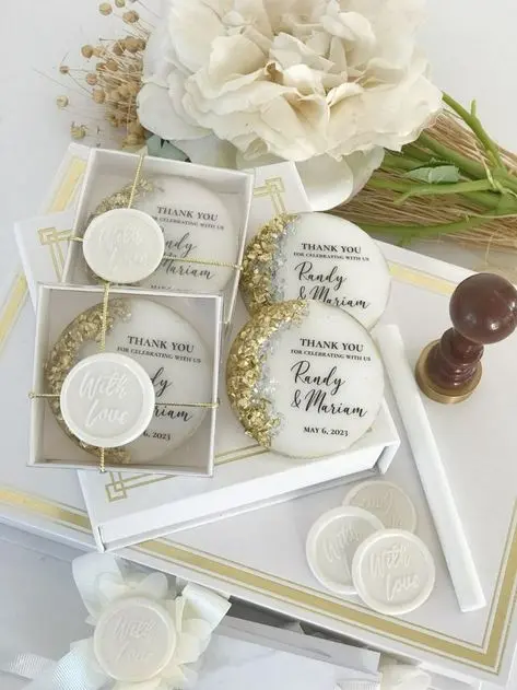 Glazing resin badge with wax jute return gift for your wedding guests (H 6cm x W 6 cm) x 50 Pcs (making time 15 days)