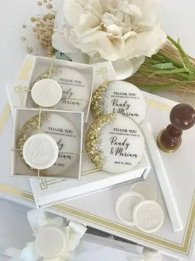 Glazing resin badge with wax jute return gift for your wedding guests (H 6cm x W 6 cm) x 50 Pcs (making time 15 days)