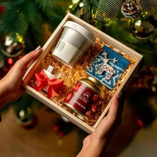 Warm Holiday Cheer: The Perfect Christmas Hamper
